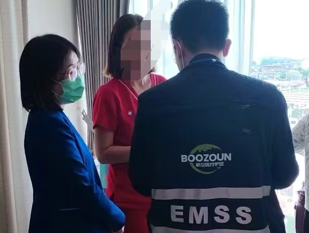 BOOZOUN coordinator discussing the transfer plan with family and medics
